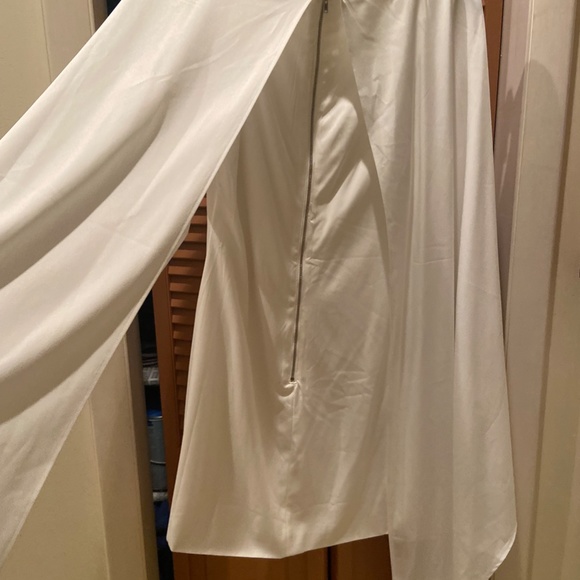 NWT Lavish Alice Cape Dress in White US Size 8 - Picture 4 of 5